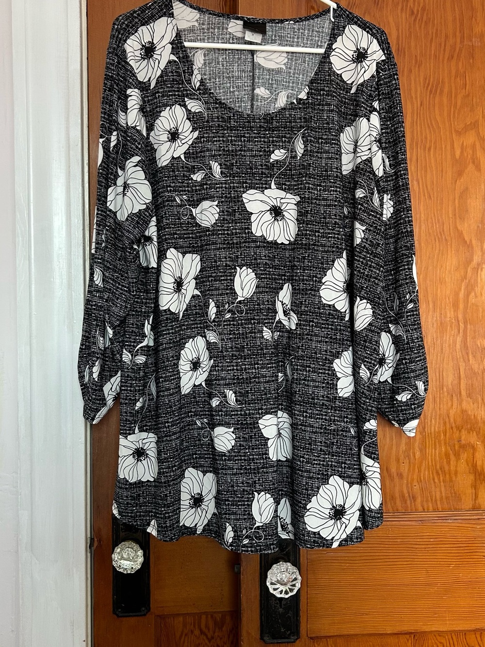 Black & White Floral Scoop-Neck Tunic Top
